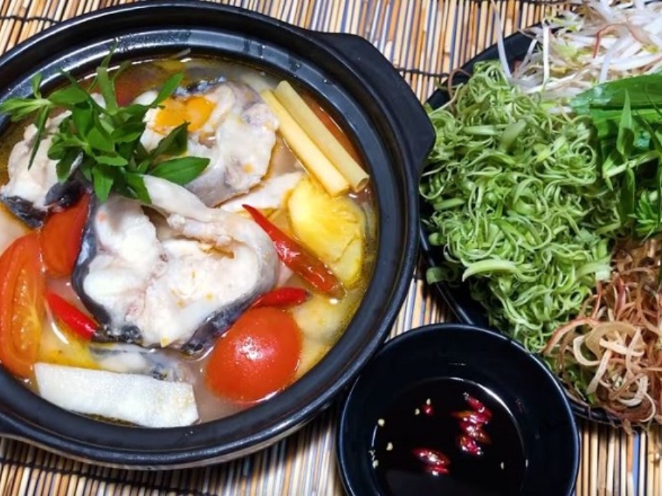 lẩu cá chình đen nấu măng chua