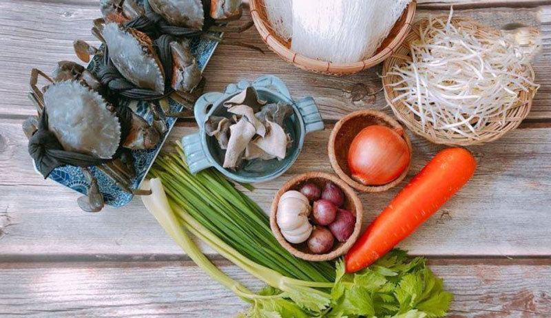 Chuẩn bị nguyên liệu cho món miến xào cua biển