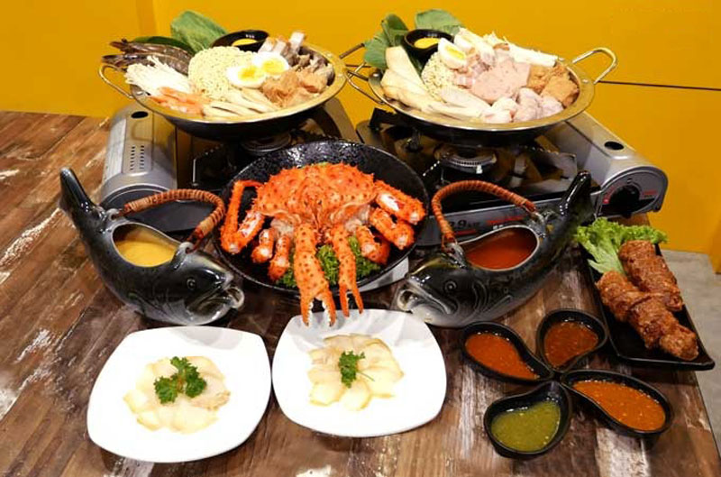 Hoàn thiện và trình bày món lẩu cua biển nấu bầu