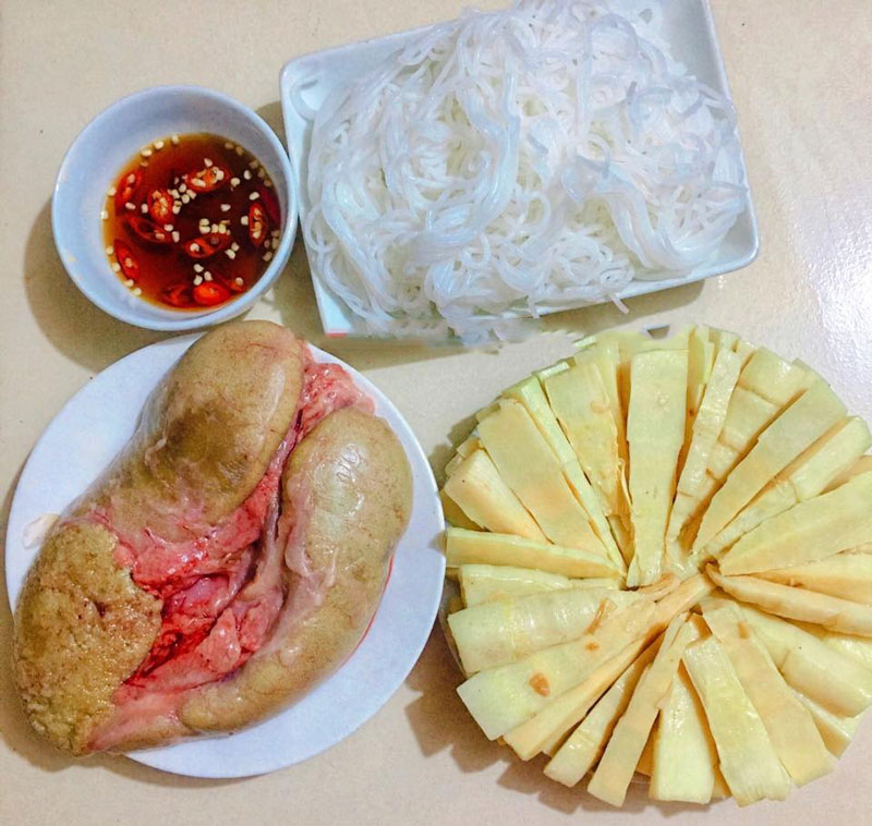 Chuẩn bị nguyên liệu nấu lẩu cá tầm măng chua