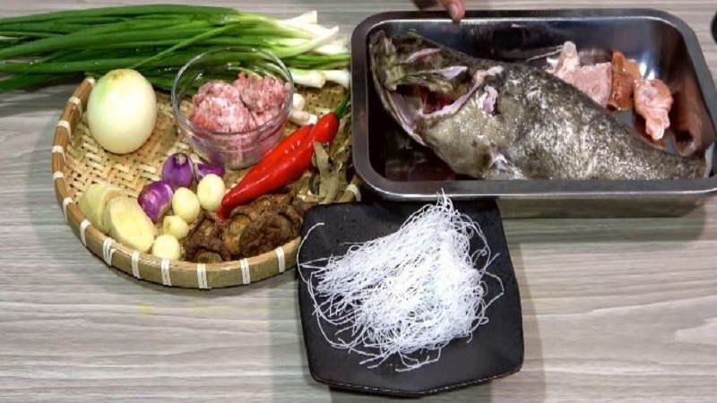 Chuẩn bị nguyên liệu món cá mú đỏ hấp xì dầu