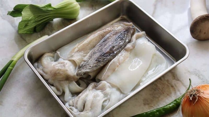 Cách sơ chế nguyên liệu nấu lẩu mực lá é sạch và nhanh