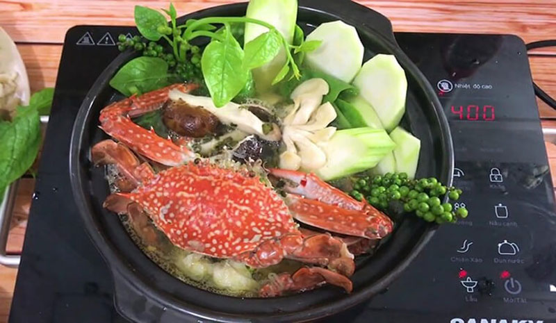 Điểm nổi bật của lẩu ghẹ bầu là sự cân bằng giữa vị ngọt tự nhiên của thịt ghẹ tươi và sự thanh mát