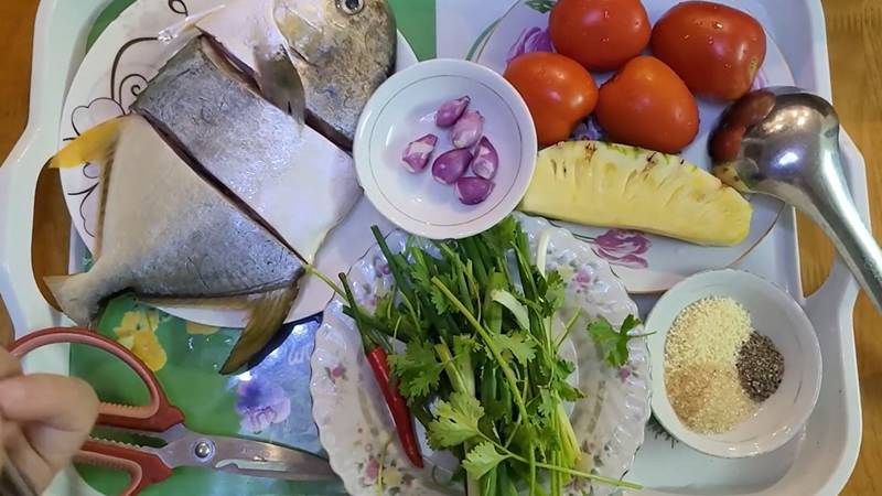 Chuẩn bị nguyên liệu cho món canh chua cá chim
