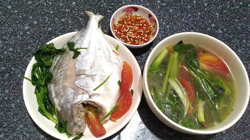 Các nguyên liệu cho món cá chim nấu ngót