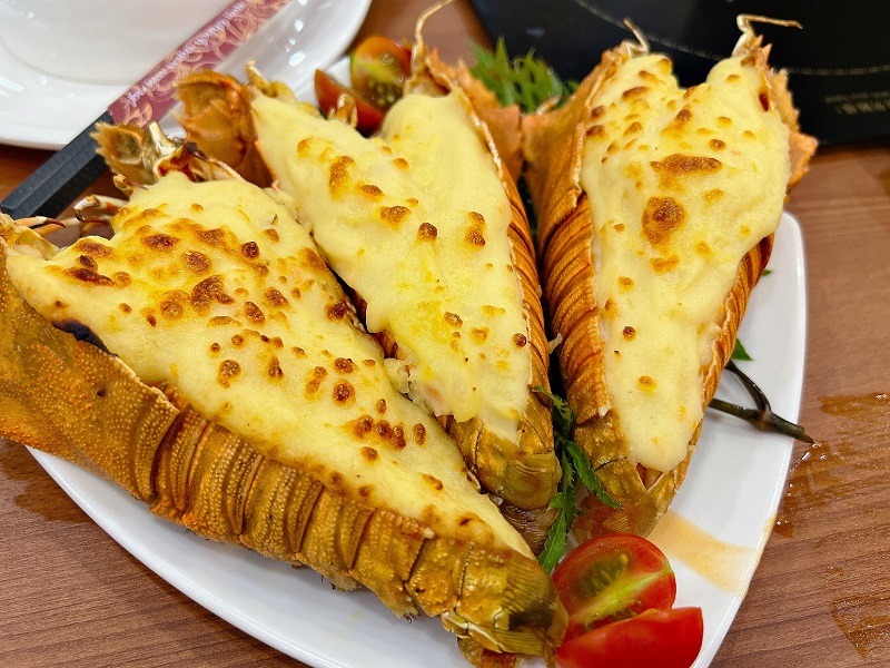 Thành phẩm và cách thưởng thức tôm mũ ni nướng phô mai