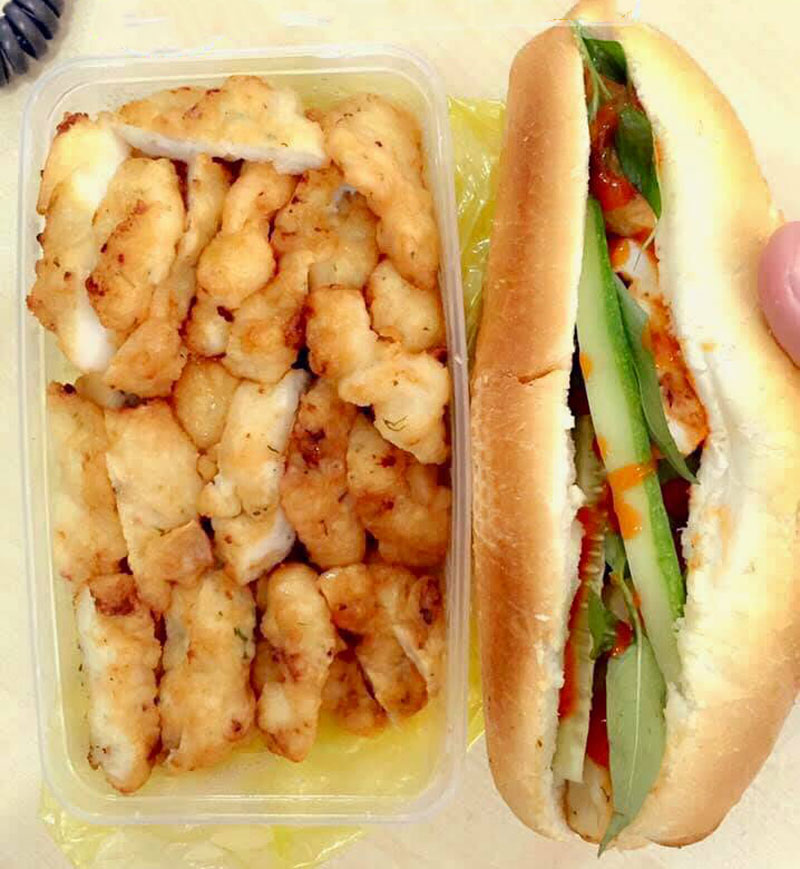 Bánh mì kết hợp với chả mực