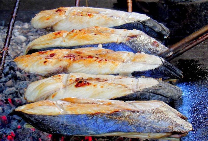 Cá thu một nắng nướng bằng than hoa