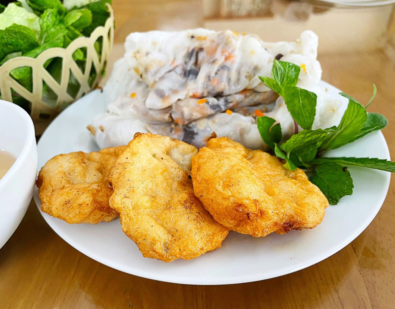 Chả mực ăn với bánh cuốn