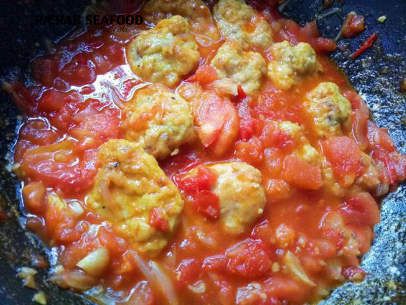 Chế biến chả mực rim cà chua