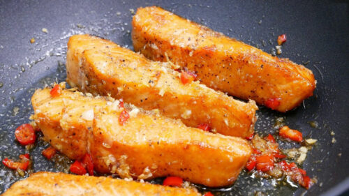 Chiên cá hồi với mắm tỏi