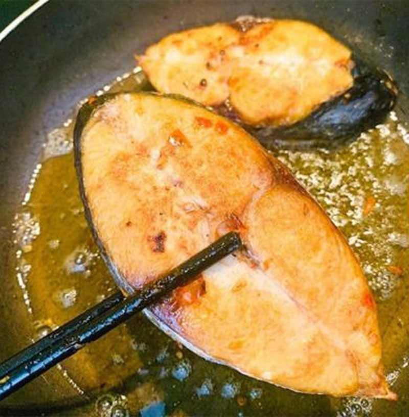 Chiên sơ cá thu một nắng