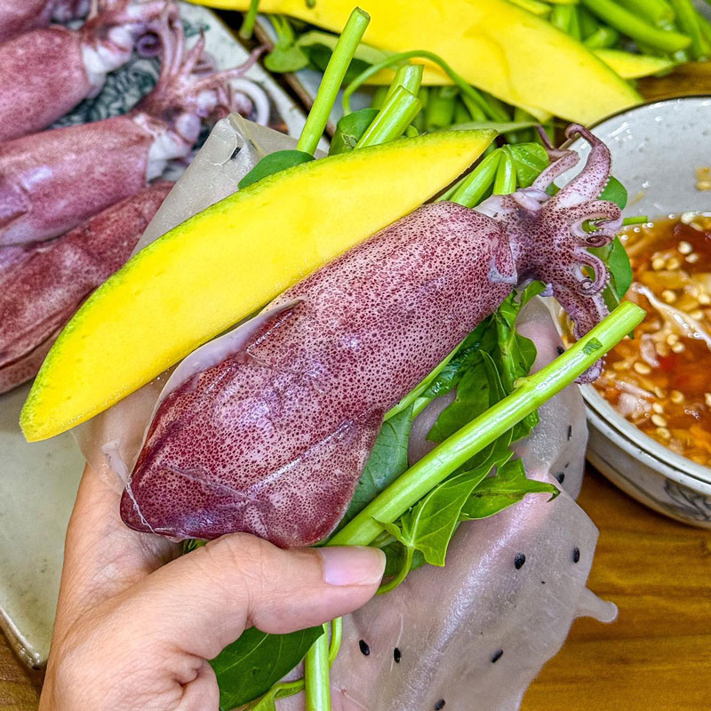 Cuốn mực trứng với rau muống nhẹ nhàng