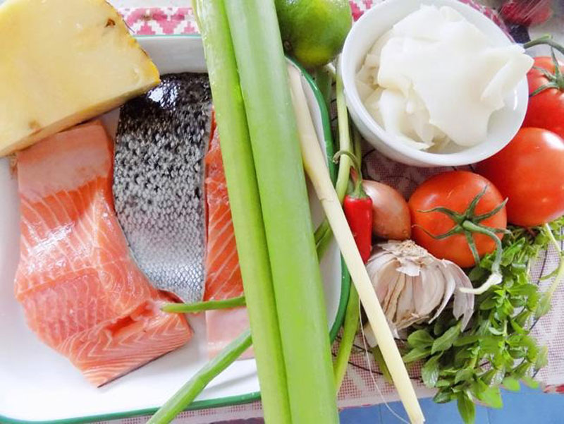 Chuẩn bị nguyên liệu cho món cá hồi nấu canh chua