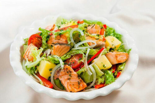 Thành phẩm salad bơ cá hồi healthy cho mọi lứa tuổi