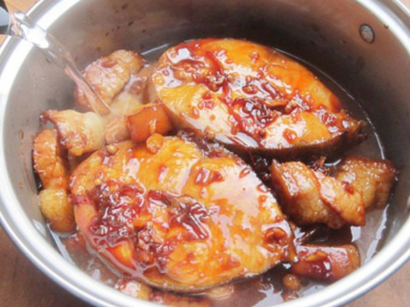Kho nhỏ lửa trong 20 – 25 phút cho nước kho sệt lại