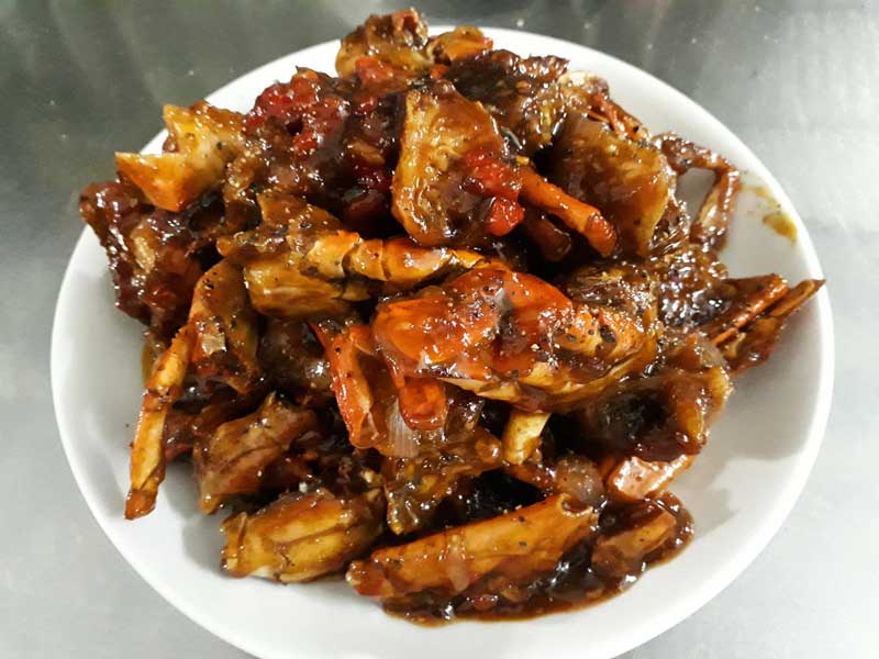 Sơ chế càng cua nâu rang me