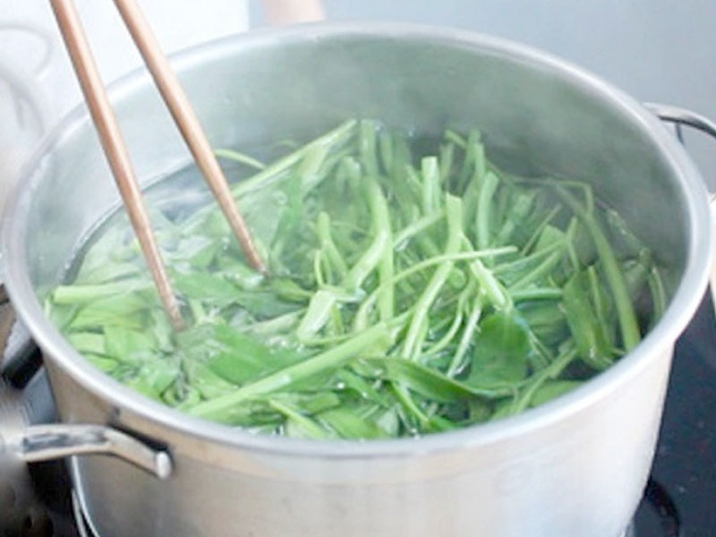 Luộc rau muống trước khi xào với cồi mai