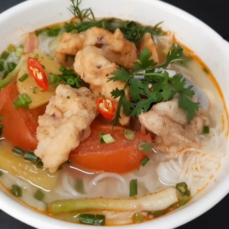 Chả mực kết hợp ăn với bún