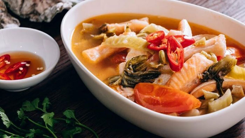 Cho thêm ớt vào món cá hồi nấu canh chua để tăng thêm hương vị