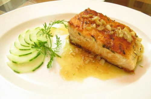 Cá hồi sốt bơ tỏi kết hợp với salad rau