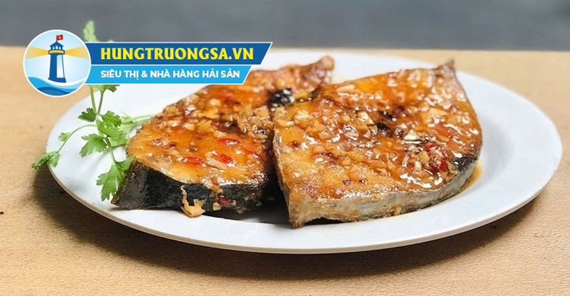 Thành phẩm cá thu một nắng chiên sốt nước mắm tỏi