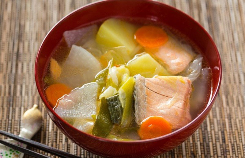 Thành phẩm cá hồi hầm củ cải nóng