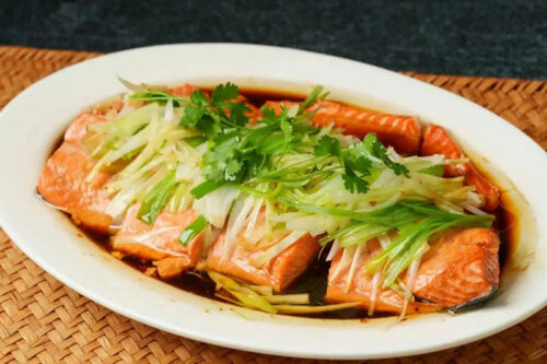 Thành phẩm món cá hồi hấp xì dầu kết hợp ăn với cơm mỗi ngày