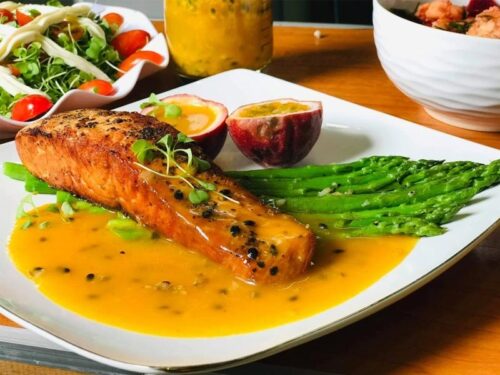 Cá hồi sốt chanh leo ngon hơn khi ăn kèm rau