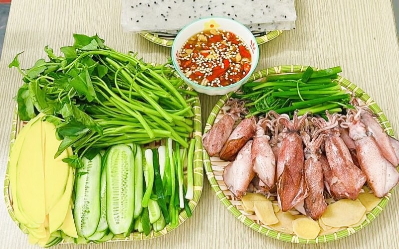 Thành phẩm món mực trứng cuốn rau muống lạ miệng