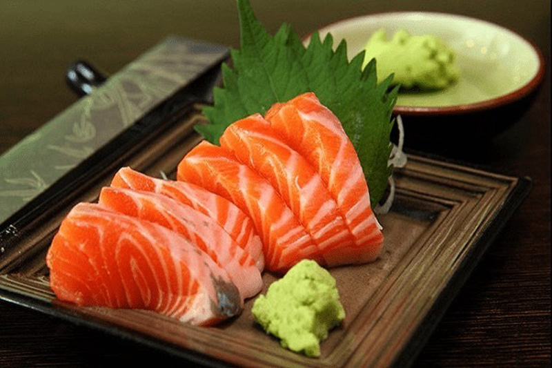 Sashimi cá hồi giàu dinh dưỡng và được ưa chuộng