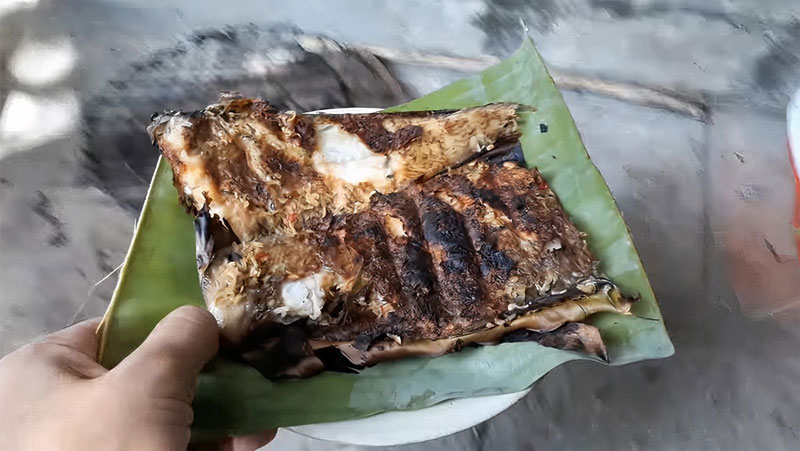 Cá bơn nướng muối ớt được nướng trên than hoa