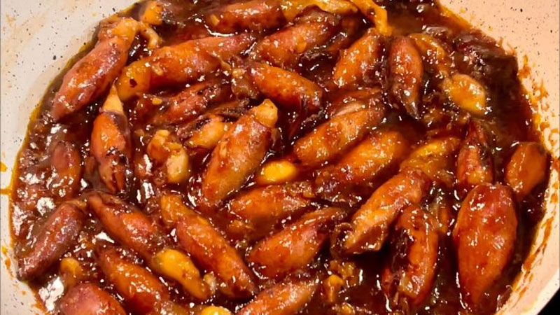 Rim mực trứng kho tiêu đến khi sệt nước