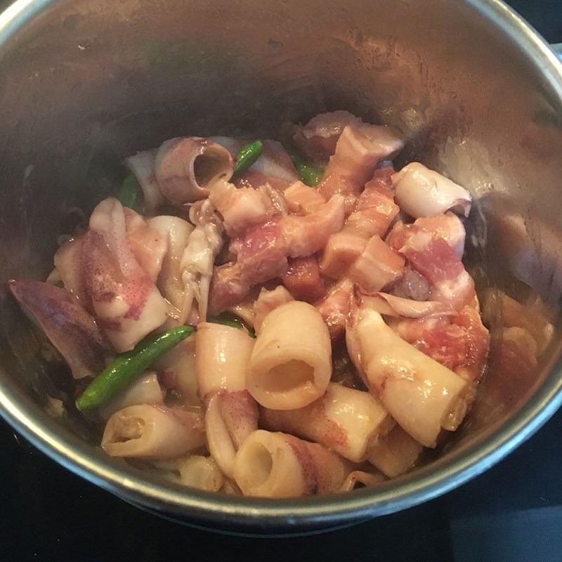 Chế biến mực trứng kho thịt