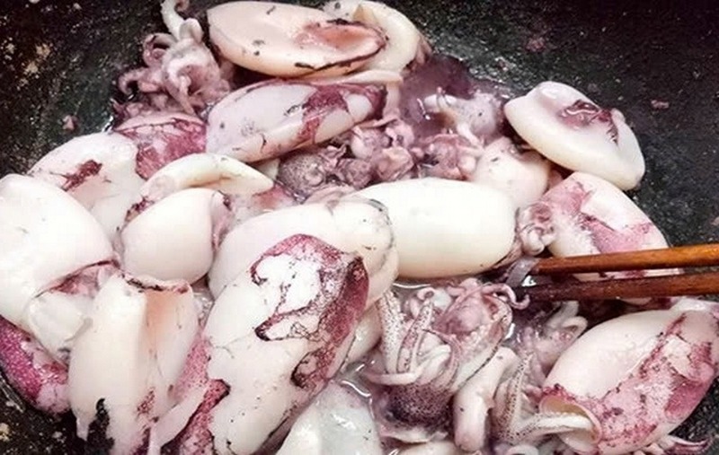 Xào mực trứng trước khi cho ớt chuông