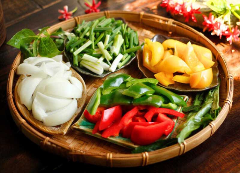 Một số nguyên liệu chuẩn bị cho món mực trứng xào ớt chuông