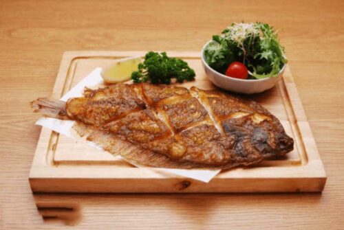 Thành phẩm cá bơn nướng được trang trí món ăn kèm đẹp mắt