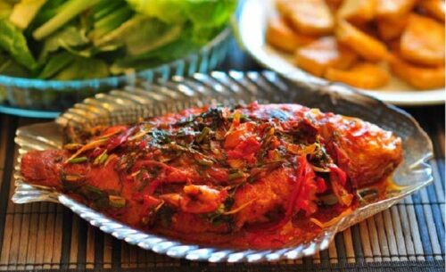 Thành phẩm cá bơn sốt cà chua kết hợp ăn với rau và cơm