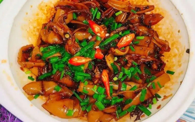 Thành phẩm món mực trúng kho tiêu