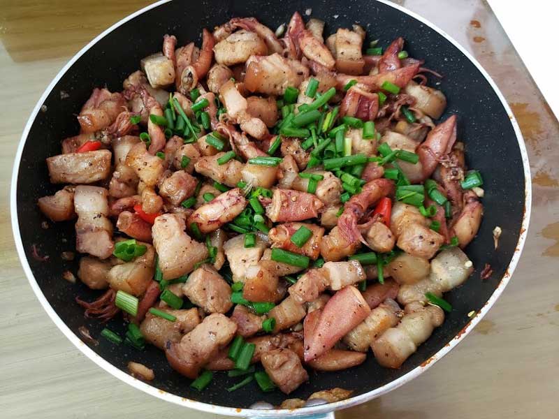 Món mực trứng kho thịt ăn với cơm mỗi ngày