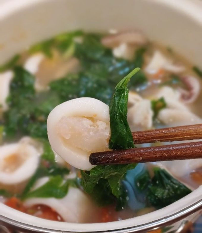 Mực đầy trứng khiến món canh chua ngon hơn