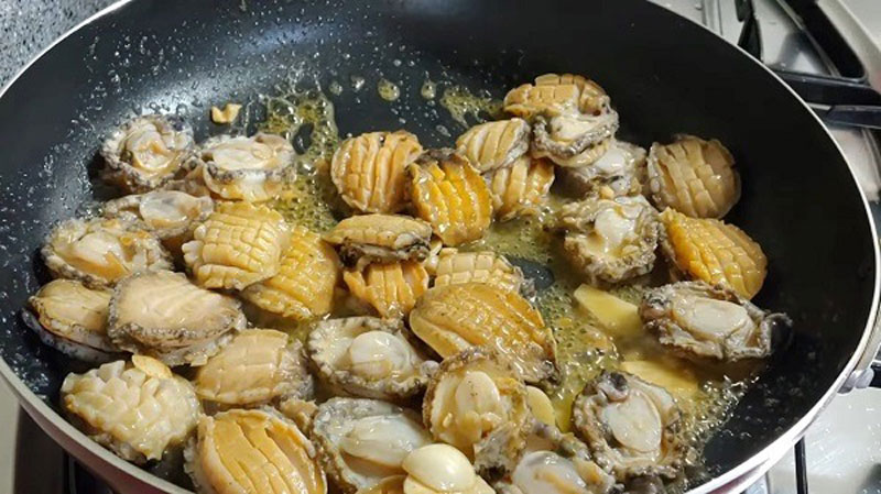 Xào bào ngư với hành tây