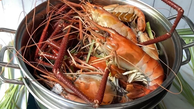 Chế biến tôm càng hấp nước dừa