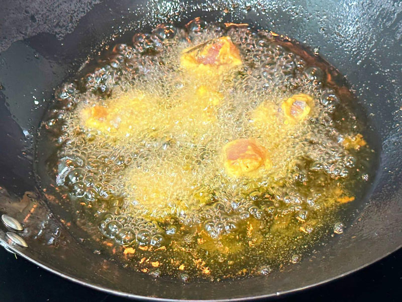 Hình minh họa: Chế biến món cá đuối rang muối