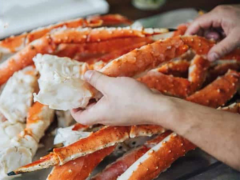 Sơ chế cua hoàng đế rang me đúng cách