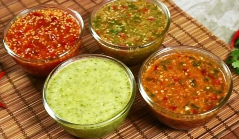 Nước chấm hải sản chứa gừng, tiêu, sả,... giúp cân bằng nhiệt độ cơ thể