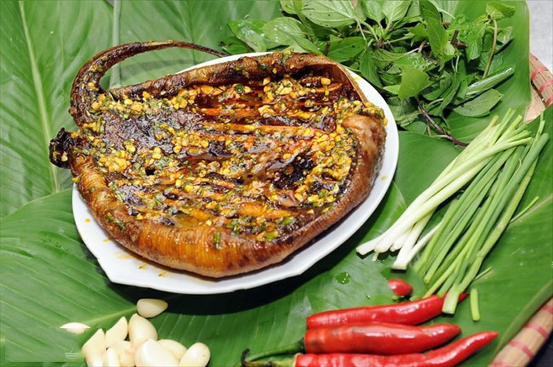 Món cá đuối rang muối giòn rụm