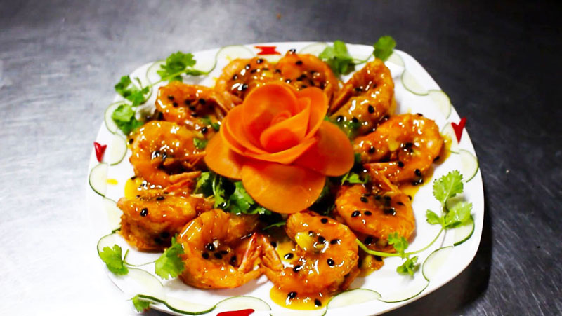 Món tôm càng sốt chanh dây chuẩn nhà hàng 5 sao