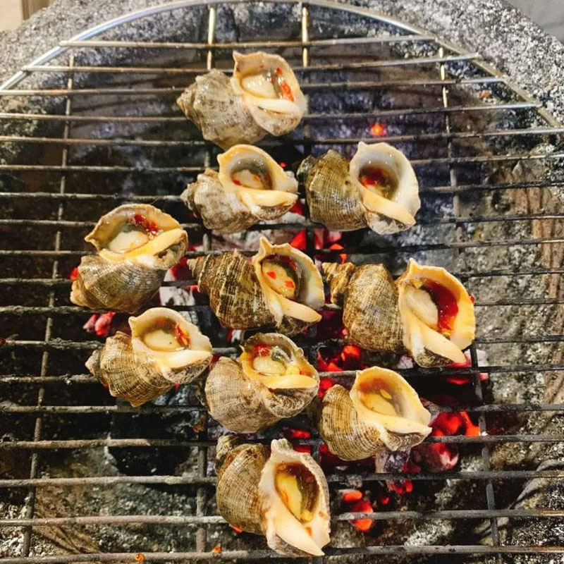 Chế biến món ốc sư tử nướng muối bằng than hoa