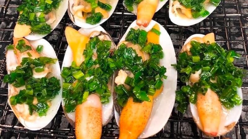 Chế biến tu hài nướng mỡ hành bằng than hoa